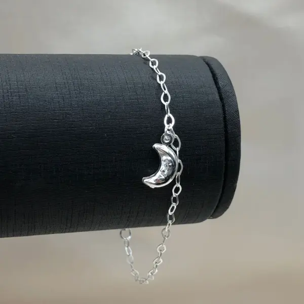 Pulseira Crescente Interior em prata 925 com pingente de meia-lua — um símbolo sutil de ciclos, transformação e presença interior.