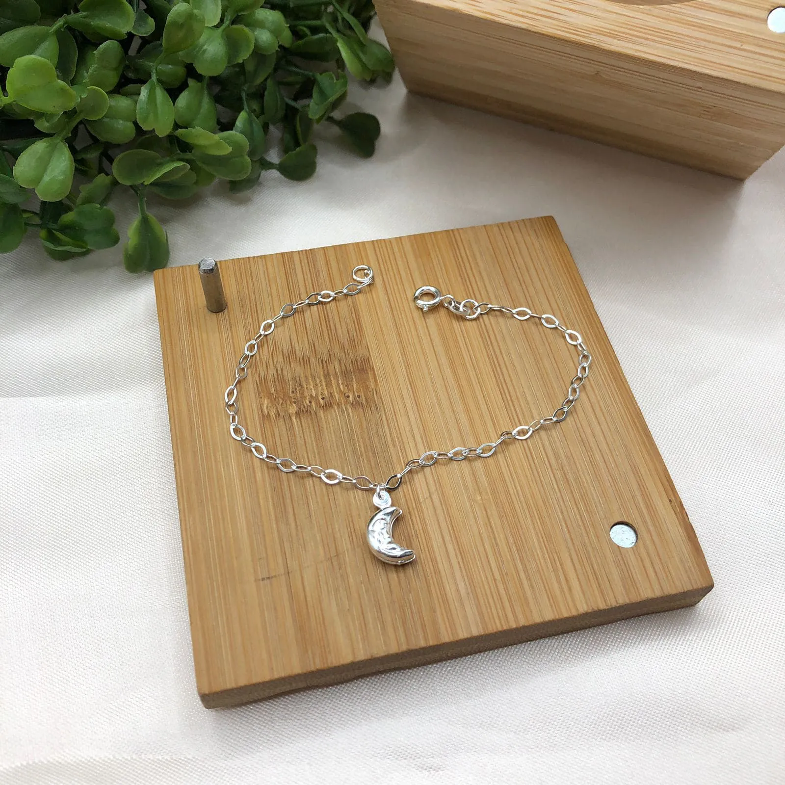Pulseira Crescente Interior em prata 925 com pingente de meia-lua — um símbolo sutil de ciclos, transformação e presença interior.